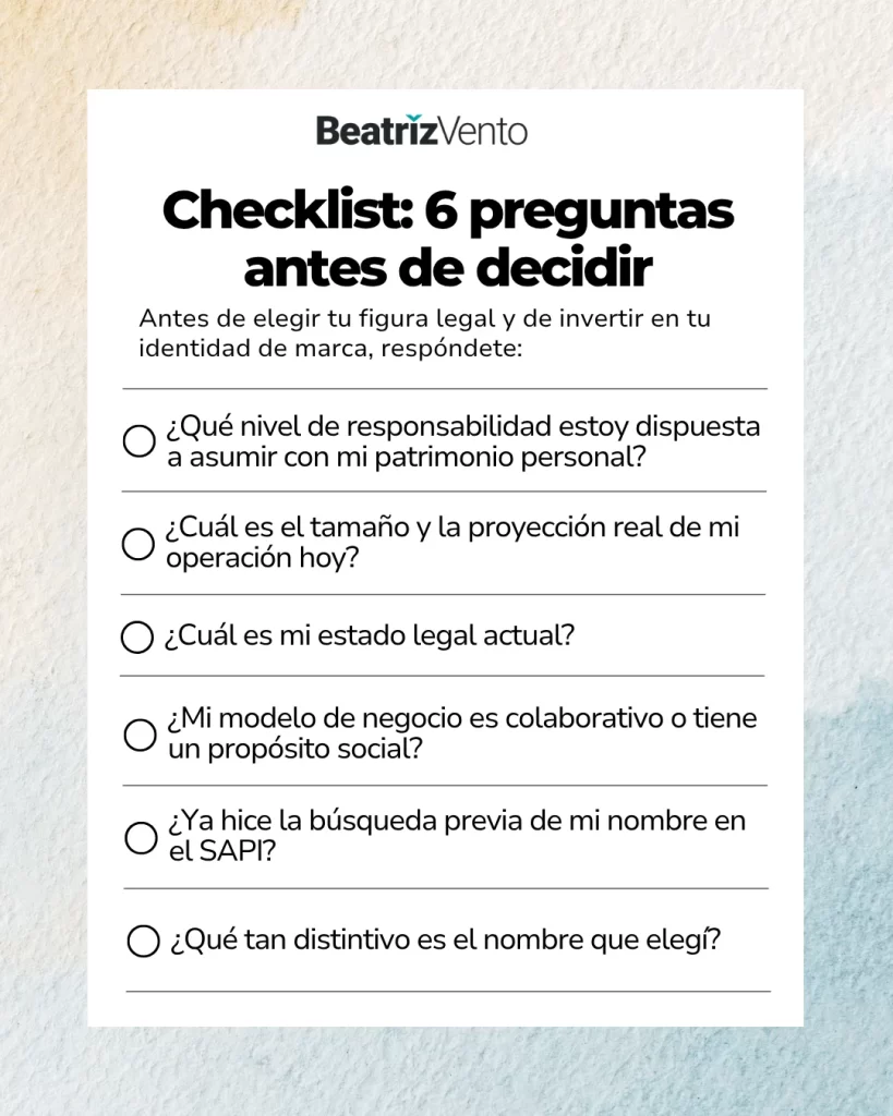 checklist Emprendedora venezolana revisando los pasos para formalizar su negocio y proteger su marca